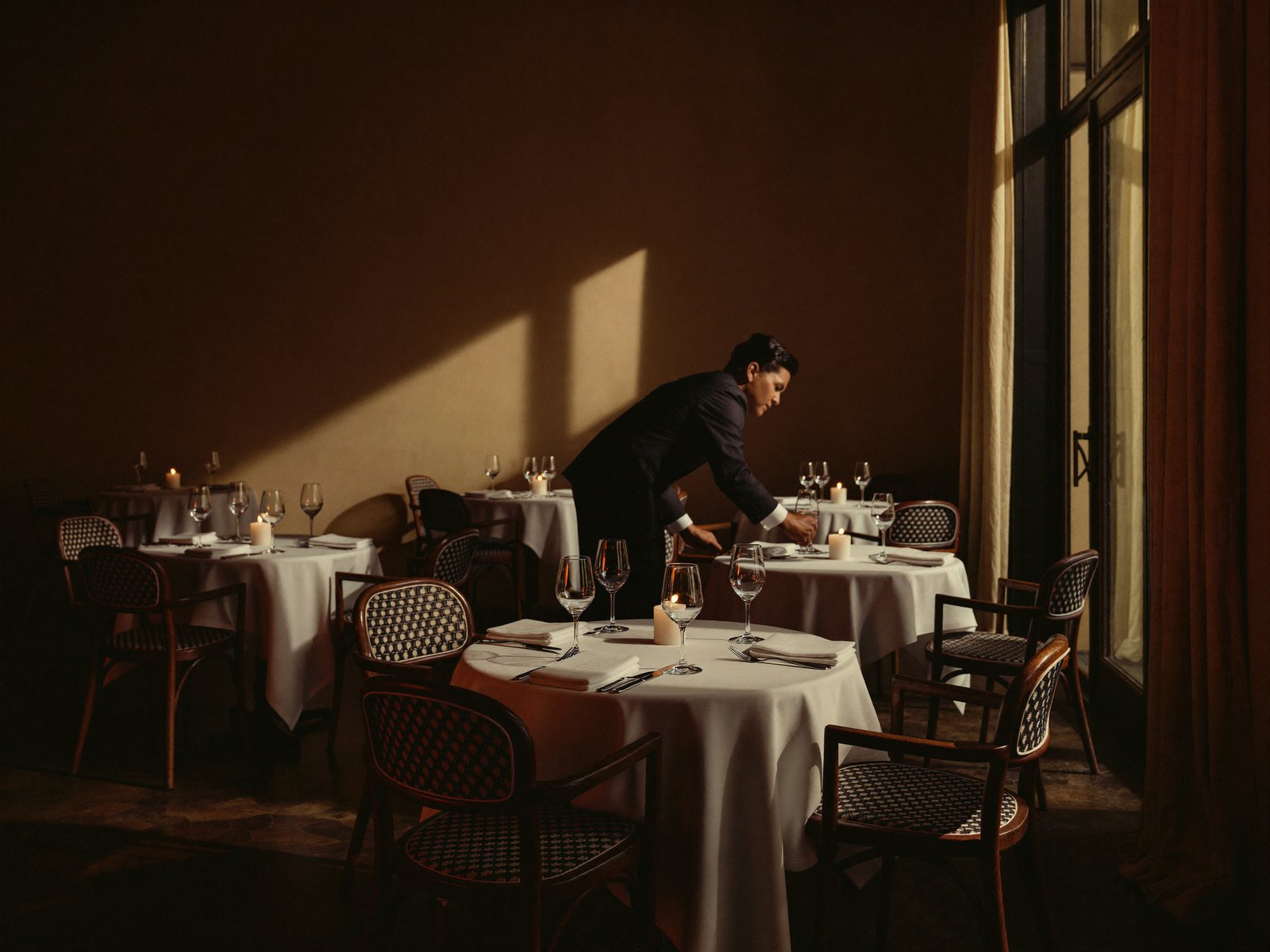 La sala del ristorante in preparazione prima del servizio serale